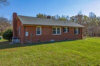 6265 Foster Store Rd in Liberty, NC - Foto de edificio - Building Photo