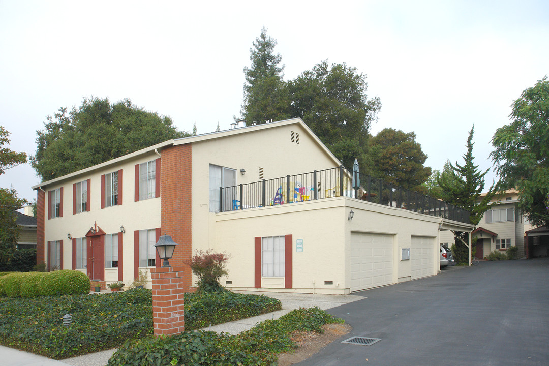 425-443 Addison Avenue in Palo Alto, CA - Foto de edificio