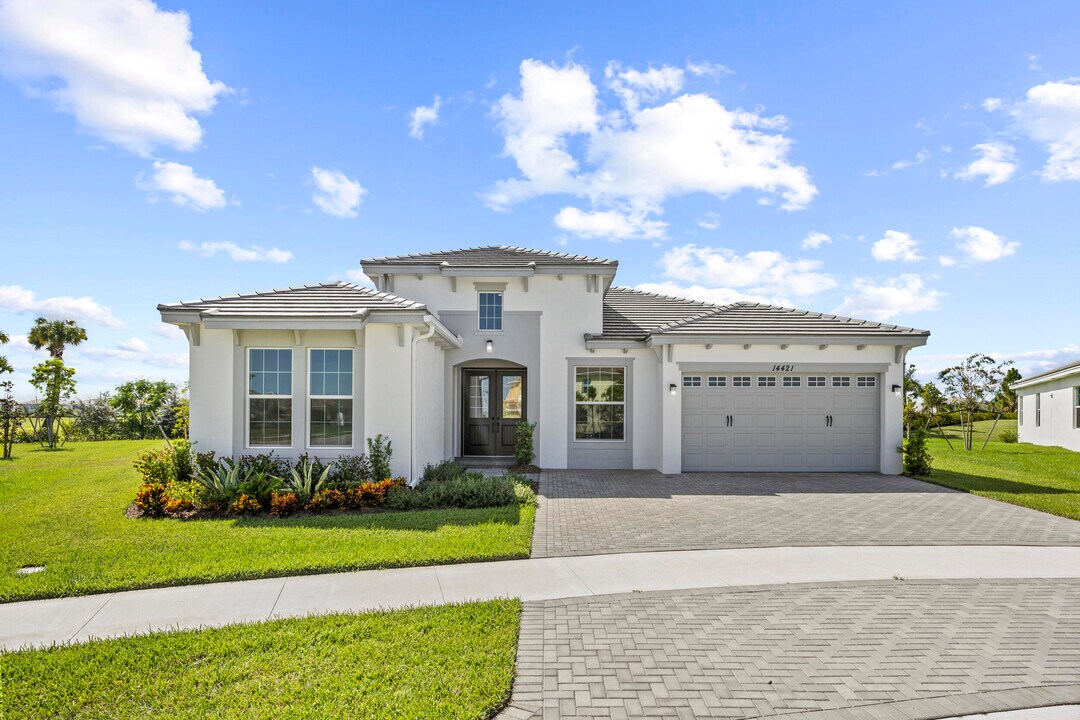 14421 Spruce Pne Dr in Westlake, FL - Building Photo