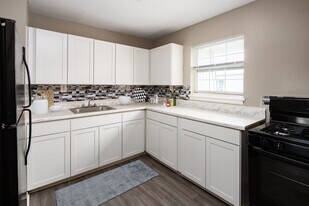 Lanier Terrace in Gainesville, GA - Building Photo