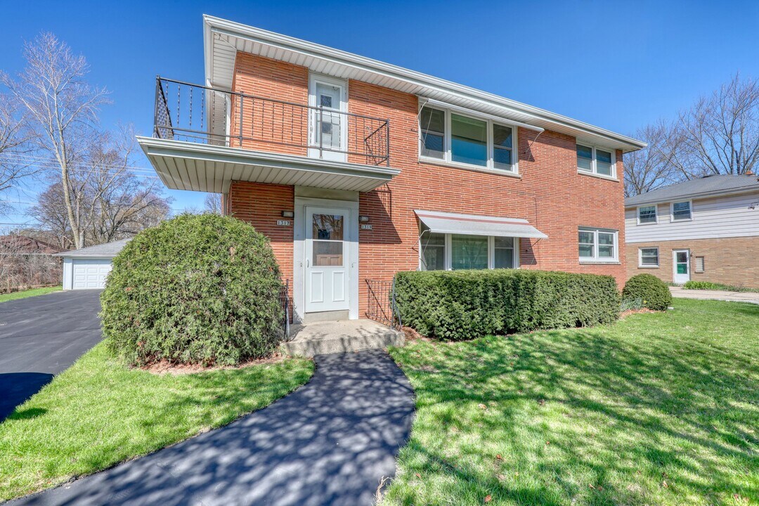 1319 N 116th St in Wauwatosa, WI - Building Photo