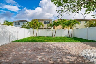 771 NE 191st St in Miami, FL - Building Photo - Building Photo