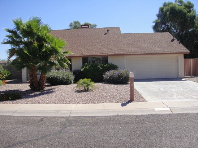 15831 N 23rd Dr in Phoenix, AZ - Foto de edificio
