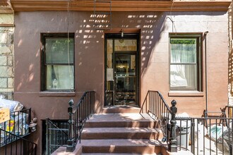 323 E 85th St in New York, NY - Foto de edificio - Building Photo