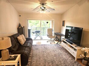 2113 Renaissance Blvd in Miramar, FL - Foto de edificio - Building Photo