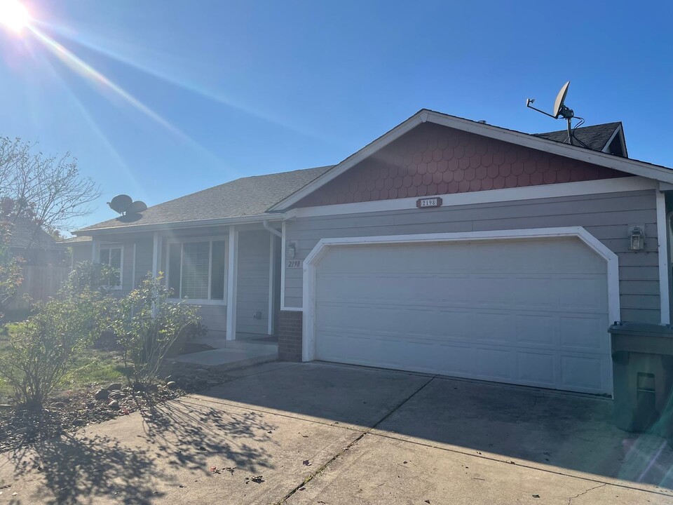 2198 Janna Ct in Lebanon, OR - Building Photo