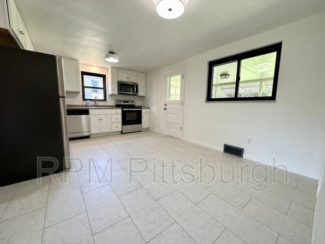 6416 Verona Rd in Verona, PA - Building Photo - Building Photo