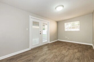 1115 N Parsons Ave in Brandon, FL - Foto de edificio - Building Photo