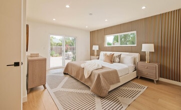 22330 Mobile St in Woodland Hills, CA - Foto de edificio - Building Photo