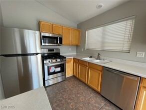 8545 Gracious Pine Ave in Las Vegas, NV - Foto de edificio - Building Photo