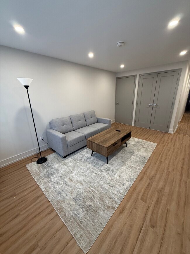 587 College St, Unit Units 1-4 in Toronto, ON - Building Photo - Building Photo