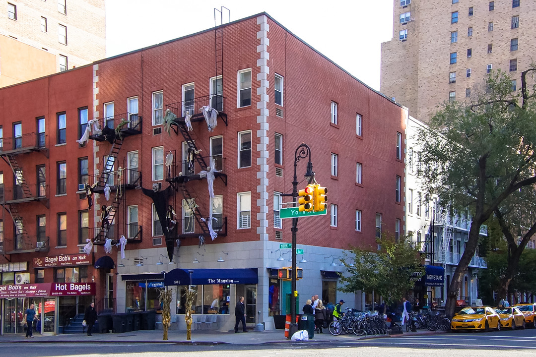 1634 York Ave in New York, NY - Building Photo