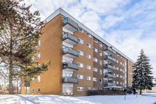 Hampton in Ottawa, ON - Building Photo