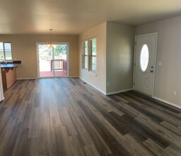 2755 NW 10th St in Redmond, OR - Building Photo - Building Photo