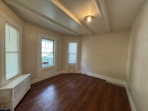 712 E 27th St in Paterson, NJ - Building Photo - Building Photo