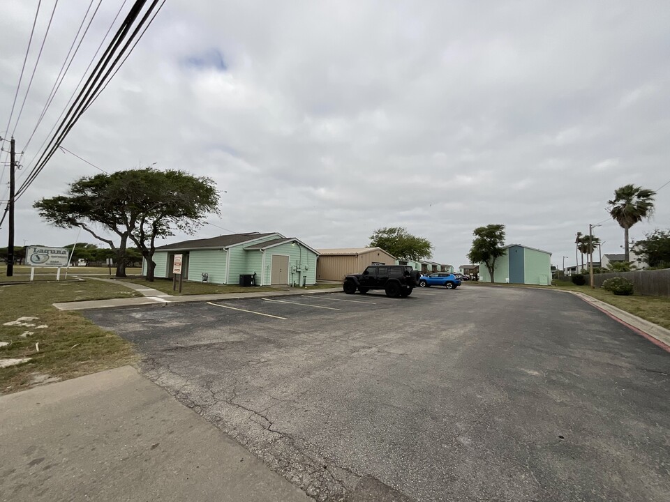 Laguna Apartments in Corpus Christi, TX - Building Photo