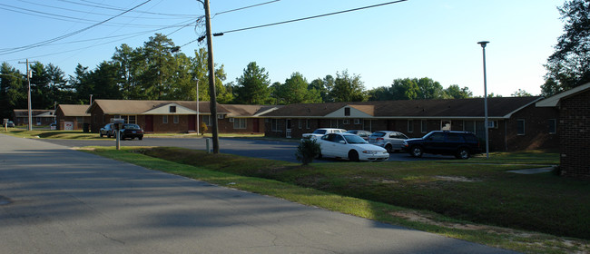 Summerlin East Apartment Homes in Fayetteville, NC - Foto de edificio - Building Photo