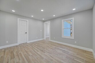 427 Browns Rd in Nesconset, NY - Foto de edificio - Building Photo