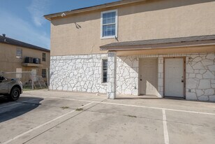 7561 Windsor Oaks in San Antonio, TX - Building Photo