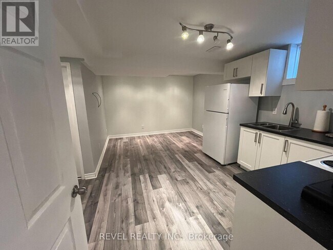 194 Willowbrook Dr in Whitby, ON - Building Photo - Building Photo