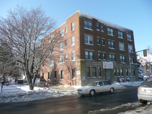 686 N Main St in Brockton, MA - Foto de edificio - Building Photo