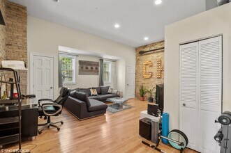 2048 W Evergreen Ave in Chicago, IL - Building Photo - Building Photo