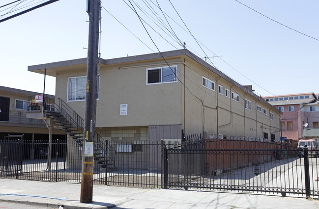 1079 81st Ave in Oakland, CA - Foto de edificio - Building Photo