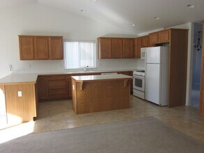 2050 NW Poplar Pl in Redmond, OR - Building Photo - Building Photo