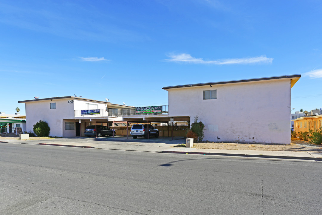 1909 Santa Paula Dr in Las Vegas, NV - Foto de edificio