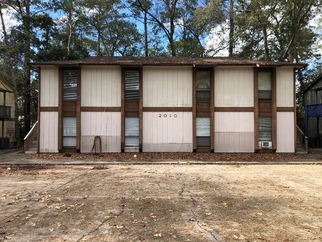 property at 2010 Bradford Ct