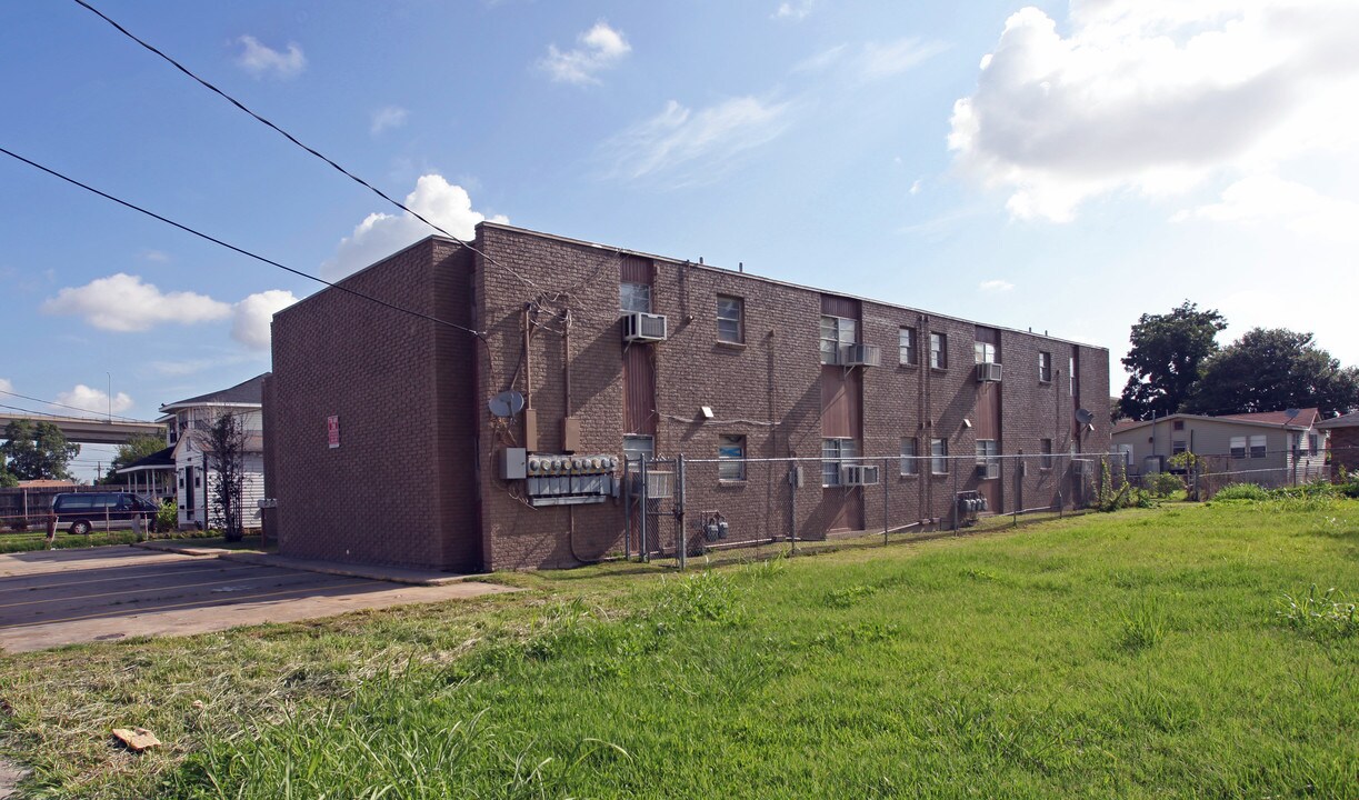 1017 Pailet Ave in Harvey, LA - Foto de edificio