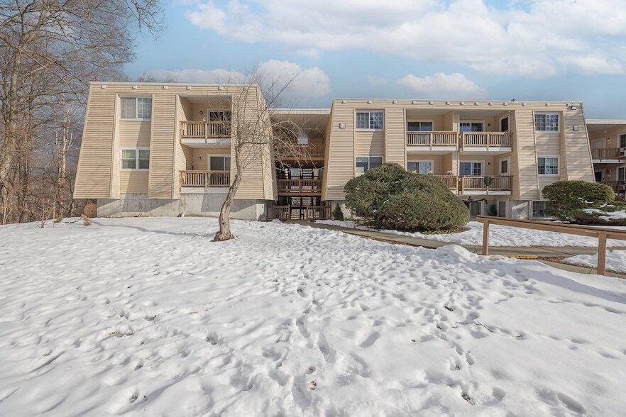 529 Fox Run Ln, Unit 12C in Carmel, NY - Foto de edificio