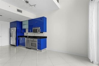 60 SW 13th St, Unit 3213 in Miami, FL - Building Photo - Building Photo
