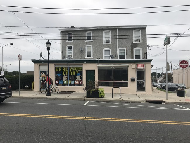 5925 - 5927 Ridge Ave in Philadelphia, PA - Foto de edificio - Building Photo