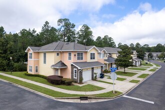 The Cottages at Stoney Creek in Fernandina Beach, FL - Foto de edificio - Primary Photo