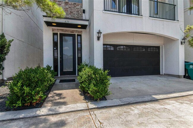 611 Mazal Ln in Houston, TX - Building Photo - Building Photo