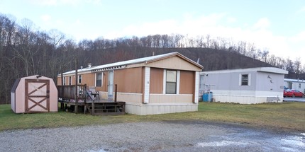 1 Eastview Ct in Waynesburg, PA - Building Photo - Building Photo