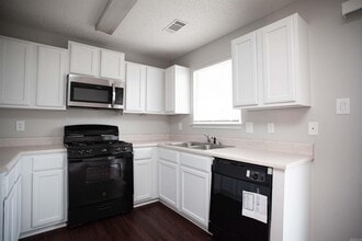 2209 Lakeshore Dr in Bryant, AR - Building Photo - Building Photo