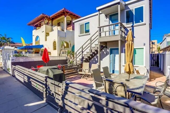 property at 812 Island Ct