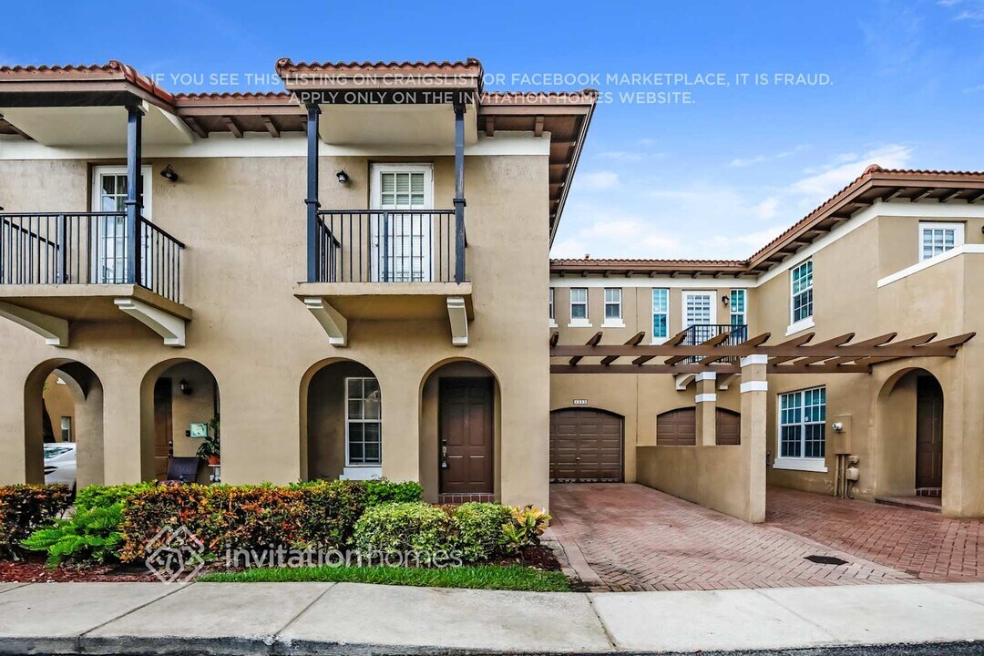 6889 Julia Gardens Dr in Coconut Creek, FL - Building Photo