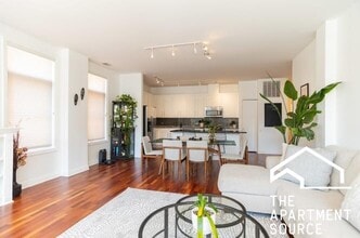 330 N Clinton St in Chicago, IL - Building Photo - Building Photo