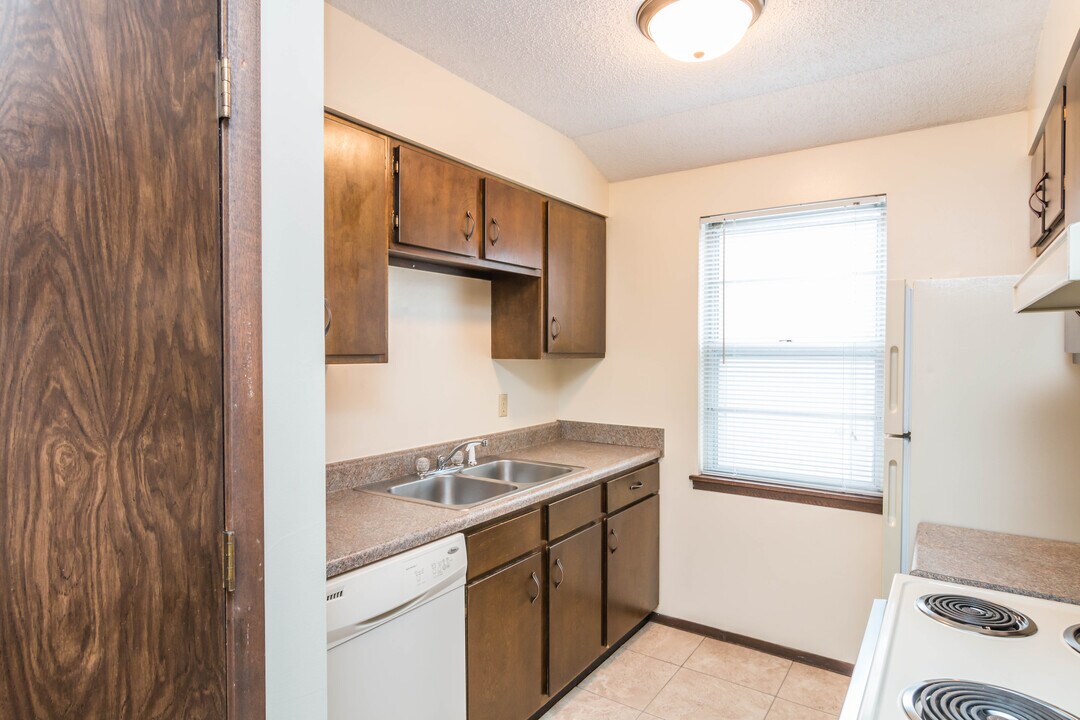 811 Dondee Dr, Unit 811 dondee in Manhattan, KS - Building Photo