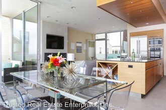 1013 Mandalay Beach Rd in Oxnard, CA - Building Photo - Building Photo