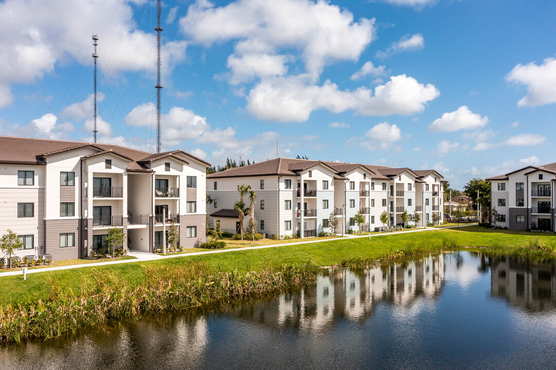 Vista Lago Apartments in Miami Gardens, FL - Building Photo