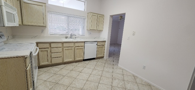 2549 Lotus Hill Dr in Las Vegas, NV - Foto de edificio - Building Photo