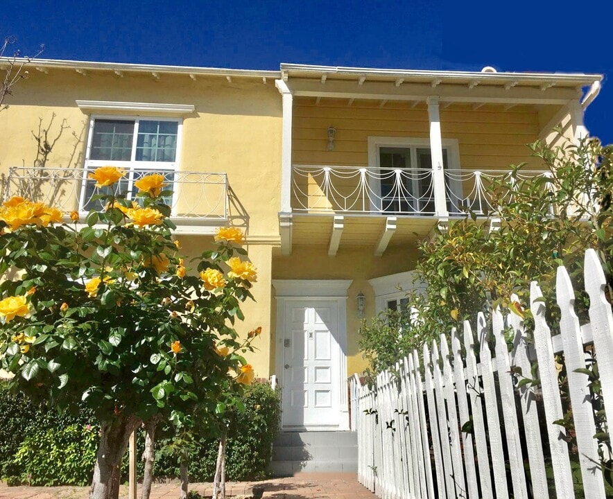 217 Poinsettia S Pl in Los Angeles, CA - Building Photo