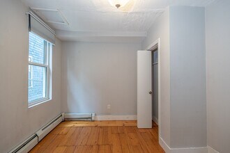 63 Mozart St, Unit 1 in Boston, MA - Foto de edificio - Building Photo