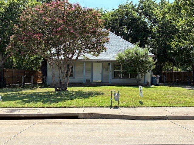312 N Main St in Grapevine, TX - Building Photo