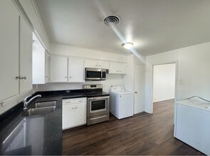 405 Botts St in Brenham, TX - Building Photo - Building Photo