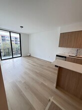 2533 NE 183rd St, Unit A17 in North Miami Beach, FL - Building Photo - Building Photo
